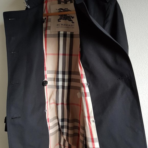 The long black Burberry Chelsea Heritage Trench Coat with signature gabardine - Picture 4 of 13